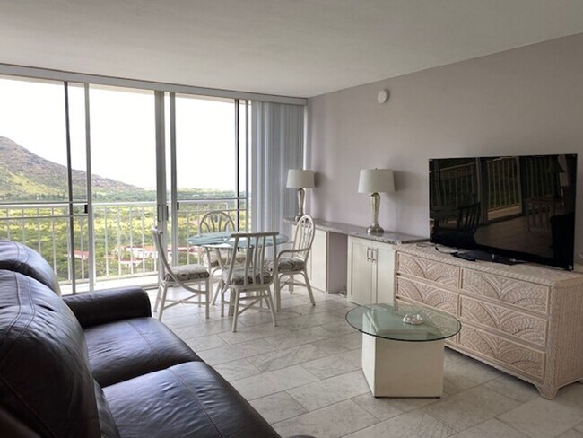 Building Photo - Beautiful 1/1 Penthouse unit at Makaha Valley Towers