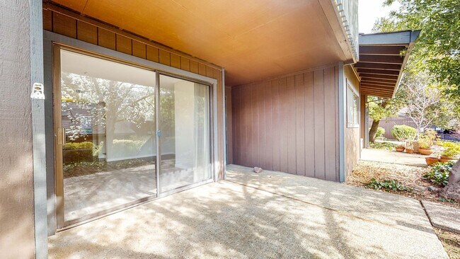 Building Photo - PURE Property Management Presents: Beautiful 3 Bedroom/2 Bath in Santa Rosa!
