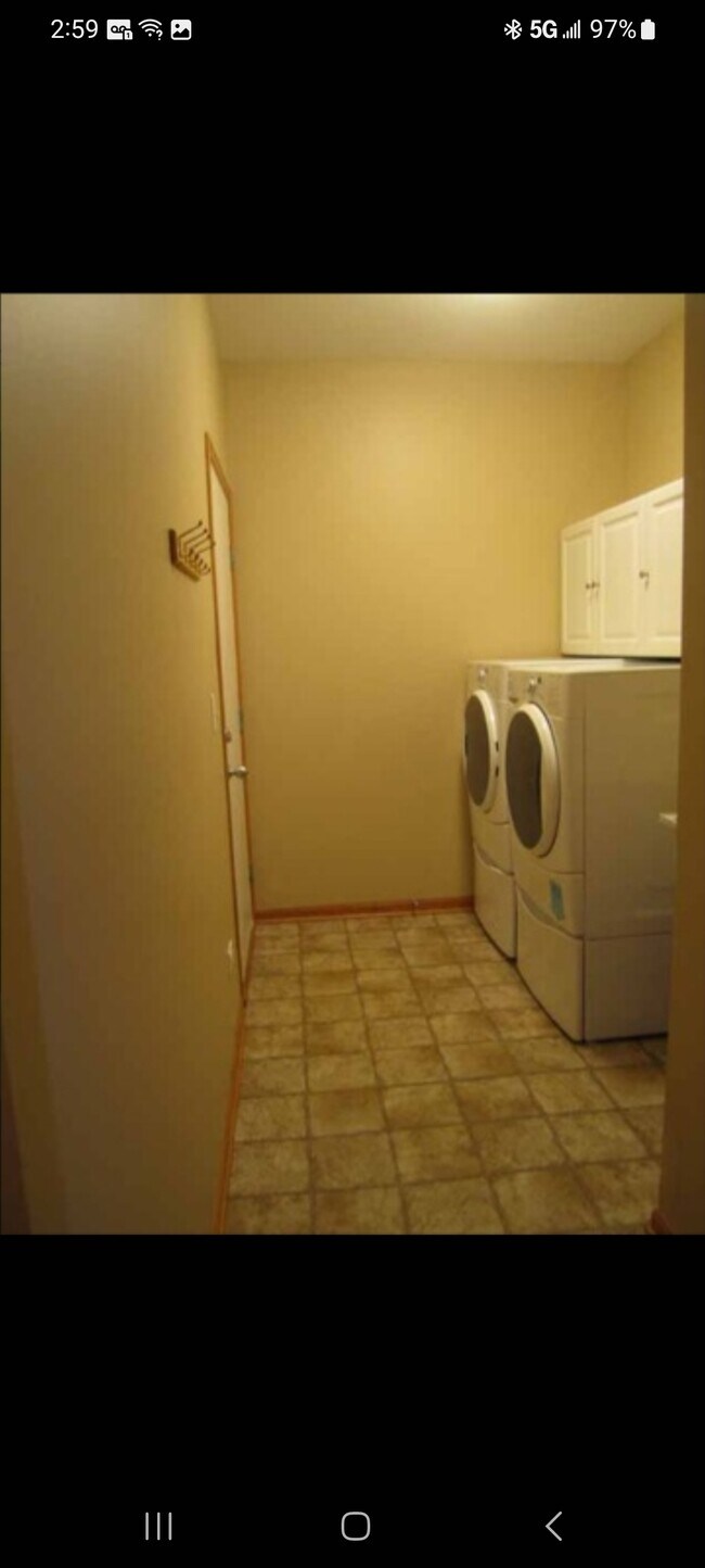 Building Photo - 1547 Millbrook Dr