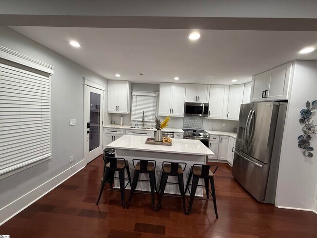 Building Photo - 113 Prancer Ave