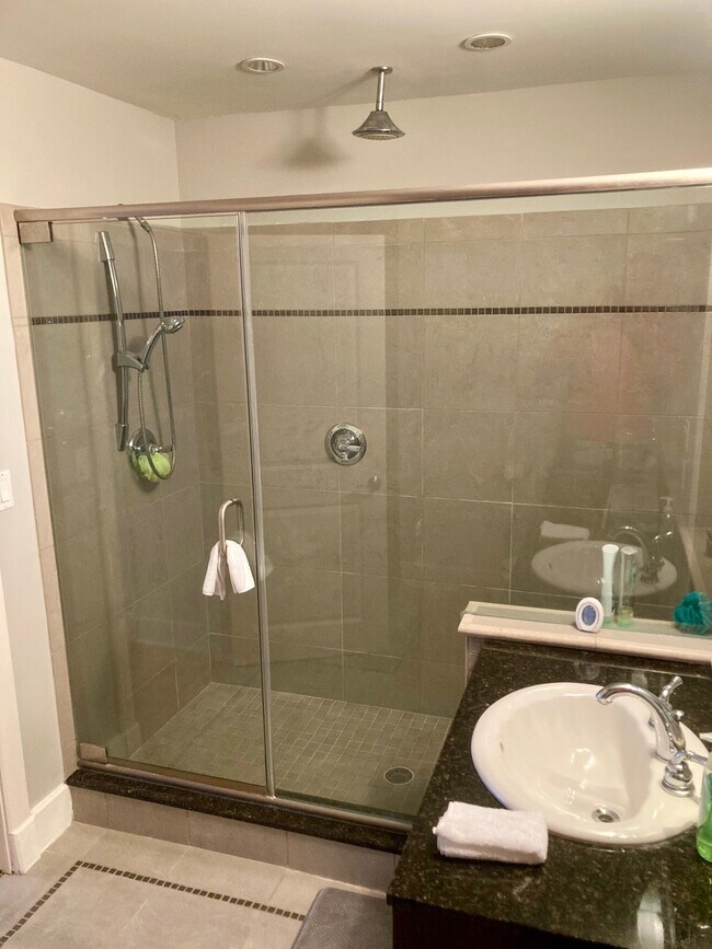 Building Photo - 415 22nd St