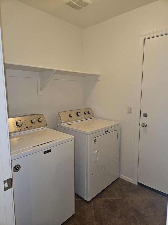 Building Photo - This spacious  4 bed 2.5 bath house -Blue Horizon Subdivision