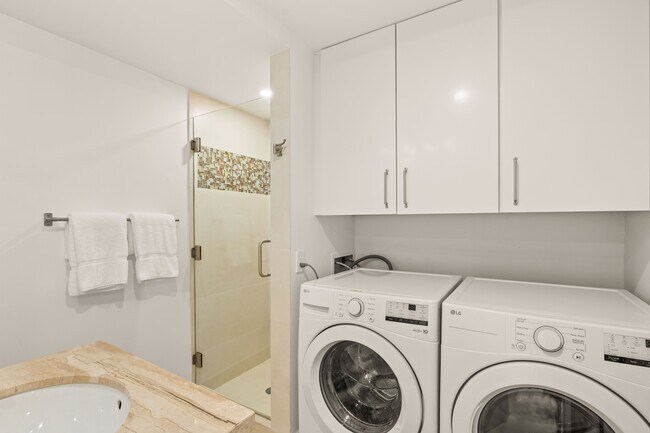 Building Photo - 814 W Bleeker St