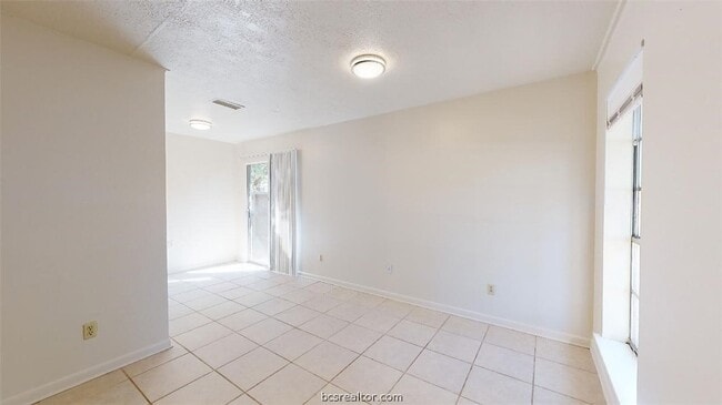 Building Photo - 916 Navarro Dr