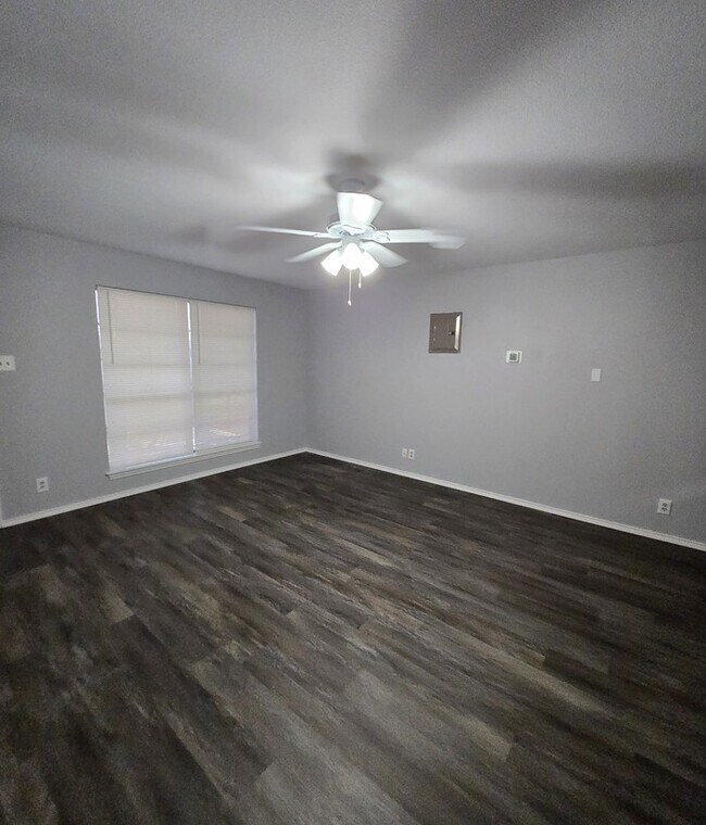 Building Photo - Great 2 bed 1 bath townhome in Justin!