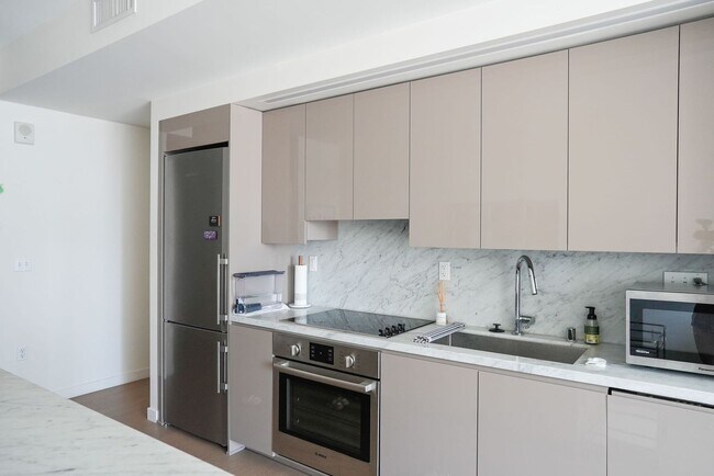Building Photo - Luxurious Jewel high-rise condo unit; FULL...