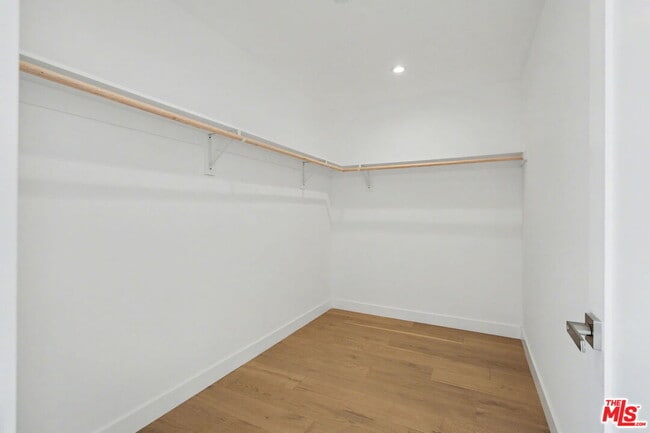 Building Photo - 7832 Croydon Ave