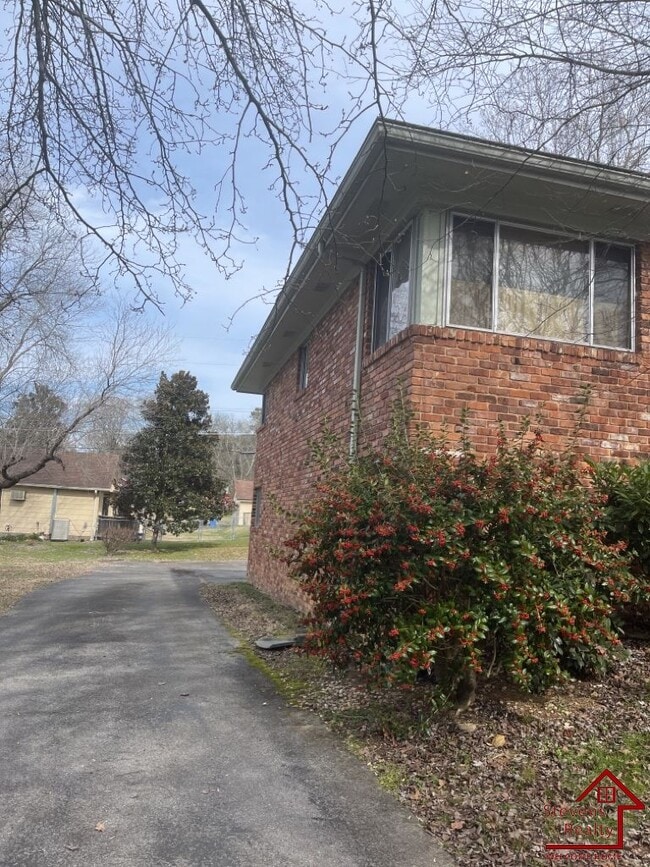 Building Photo - 7131 Holland Ln