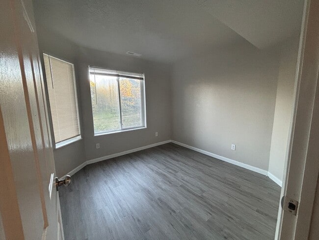 Building Photo - 3 Bedroom 3 Bath House *Move in special $1,000 off first months rent*