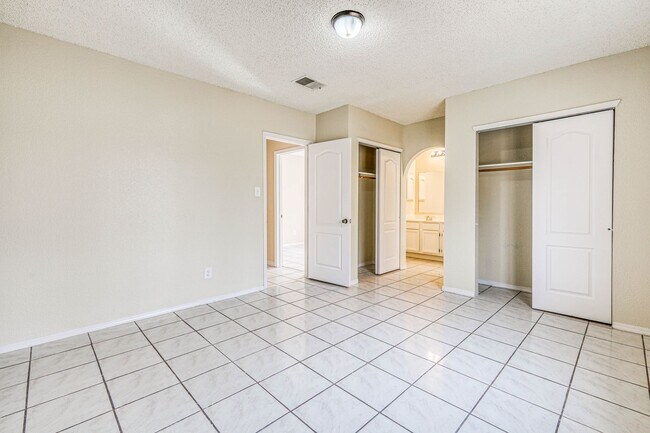 Building Photo - 3 Bed 2 bathrooms house 79936