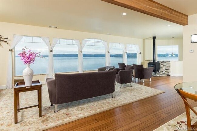 Building Photo - Amazing Dash Point Beach Front Home!