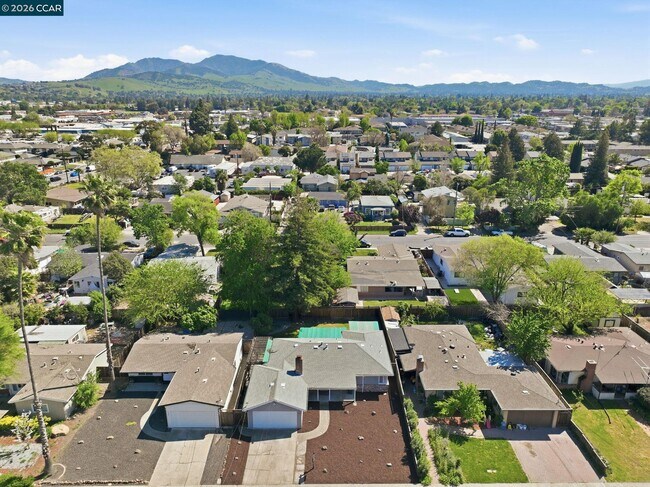 Building Photo - 1930 Sunshine Dr