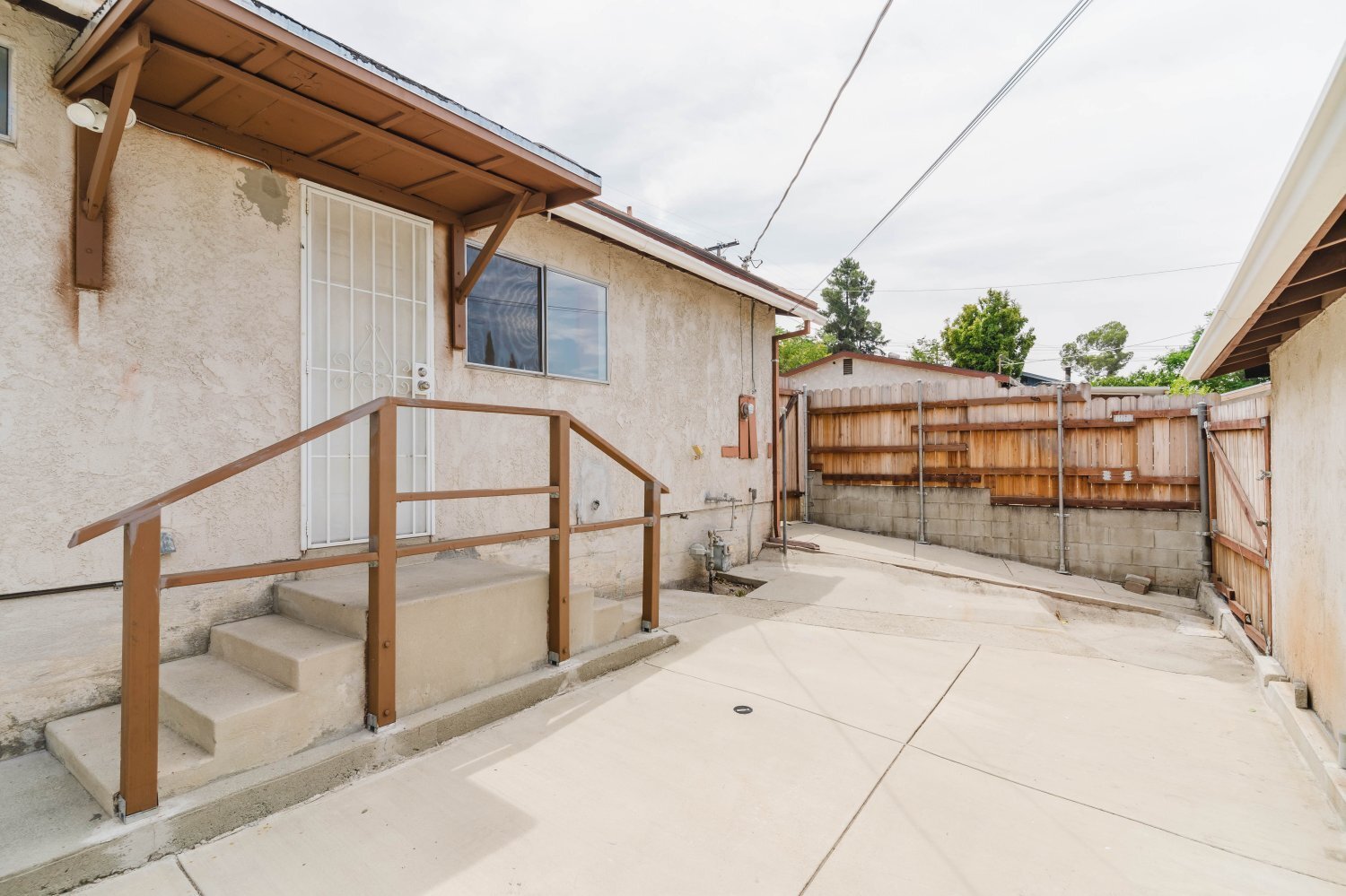 Building Photo - 10539 Samoa Ave