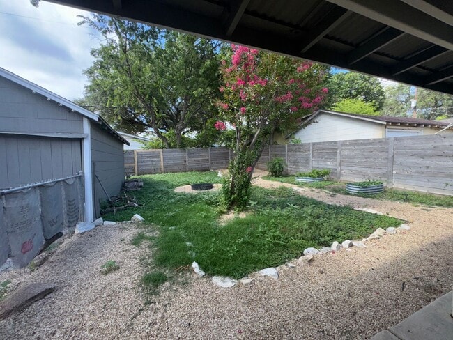 Building Photo - Lovely 3 Bedroom, 2 Bath Bungalow in the H...