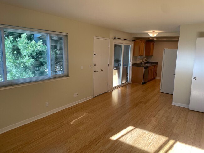 Building Photo - 1584 Mendenhall Dr