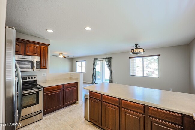 Building Photo - 10938 W Meadowbrook Ave