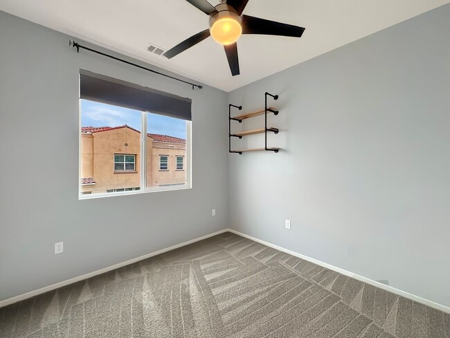 Building Photo - Great 3B/2.5BA Townhome in Otay Mesa!