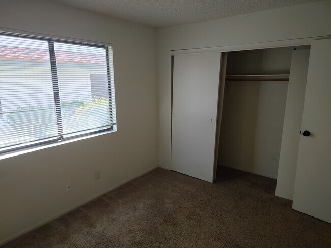 Building Photo - 3 Bedroom Condo