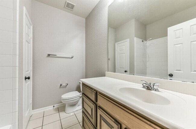 Building Photo - 15723 Chapel Lake Dr
