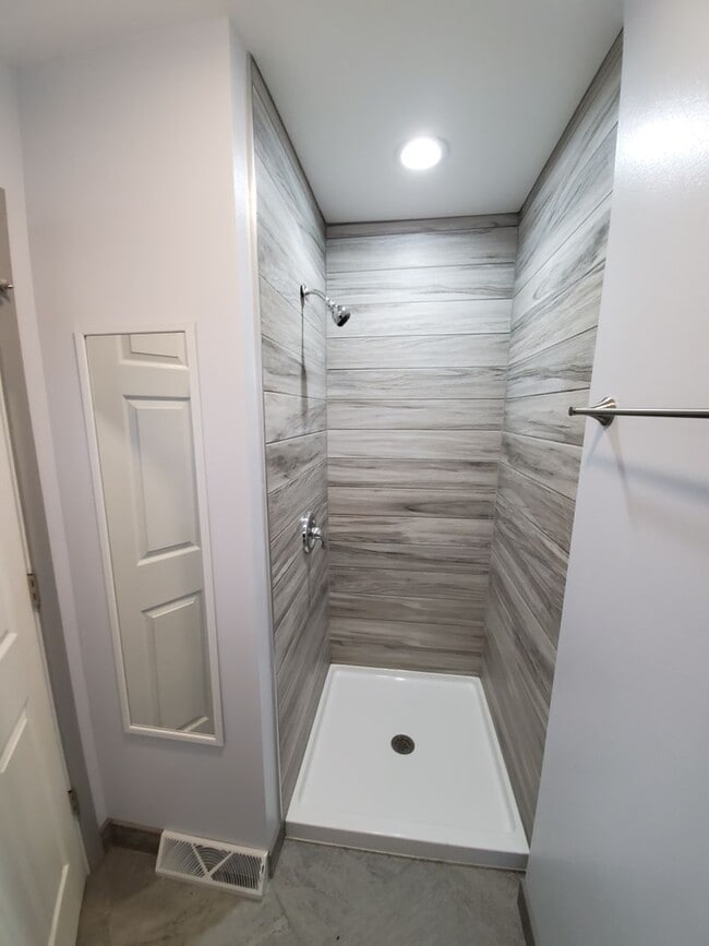 Building Photo - Private 3 bedroom home