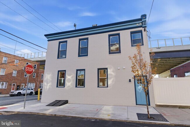 Building Photo - 2724 E Somerset St