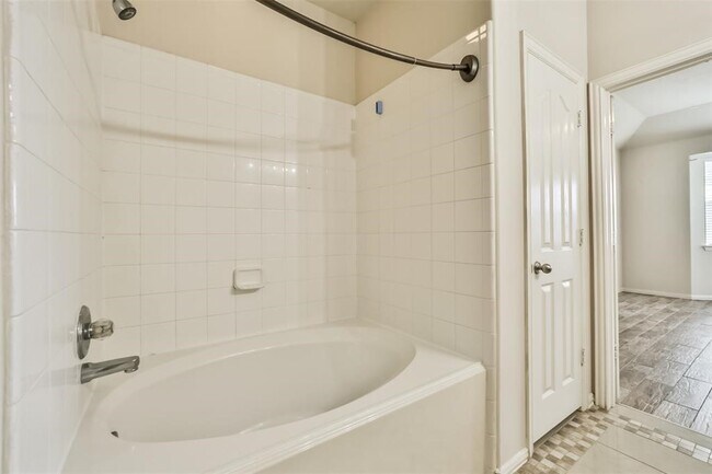 Building Photo - 911 Merlin Roost Ct