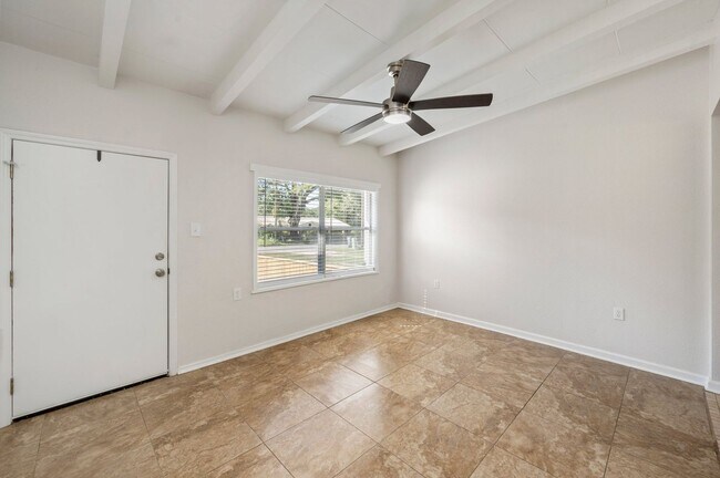 Building Photo - Updated Duplex with Large Yard!