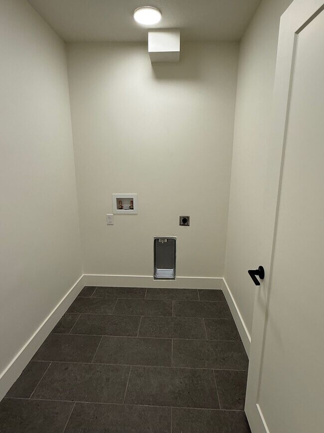 Building Photo - Valley Apartments