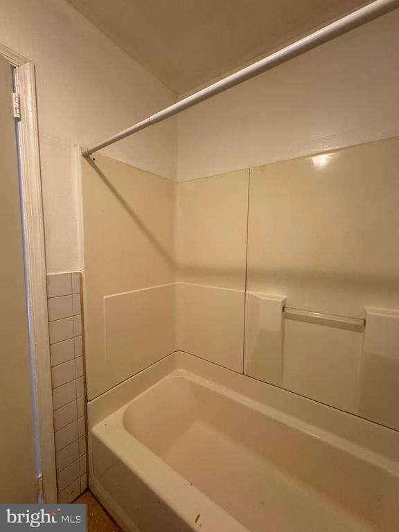 Building Photo - 222 Long Ln