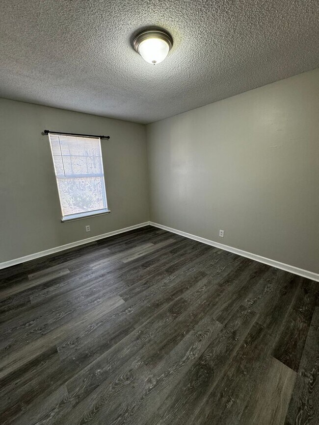 Building Photo - 2 Bed/1 Bath Great Hermitage Location – Spacious Home with Easy Nashville Commute