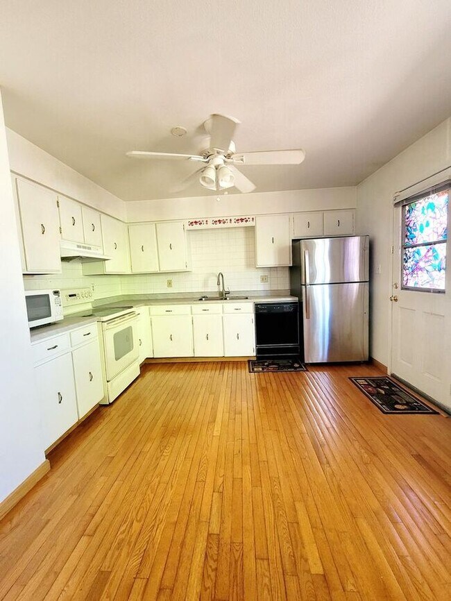 Building Photo - 4 bedroom home with fenced back yard!