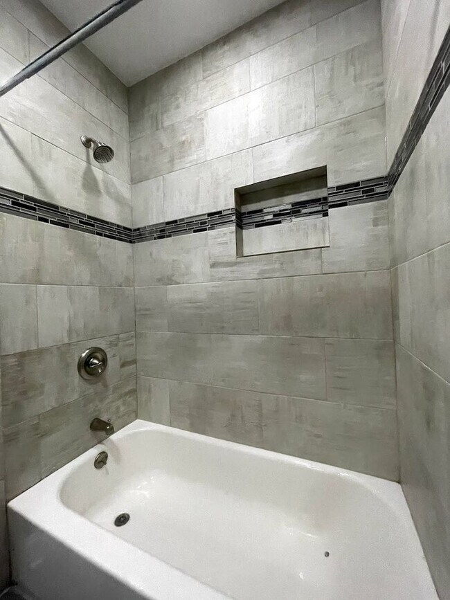 Building Photo - 2834 N Ridgeway