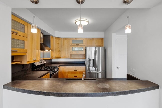 Building Photo - Modern 2 Bed / 2.5 Bath Condo with Office ...