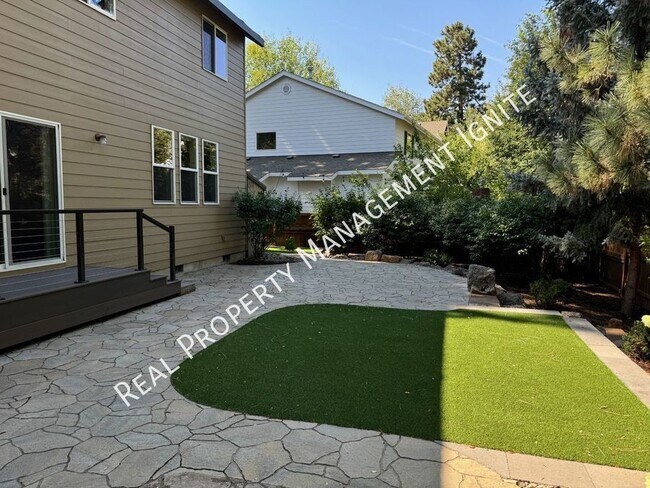 Building Photo - Immaculate Westside Home in the Pine Trees