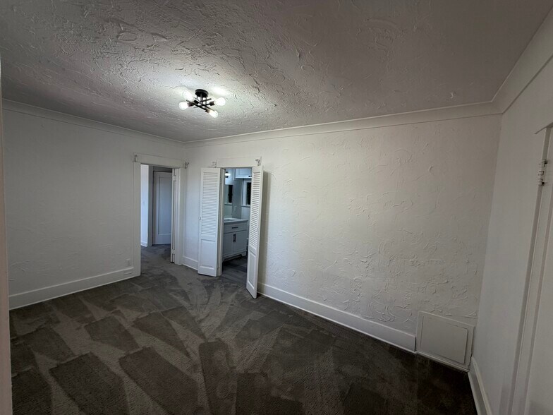 Middle Room - 315 24th St