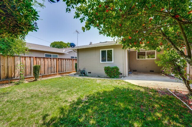 Building Photo - 941 // (Duplex)
