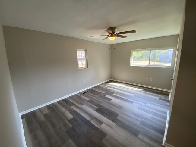 Building Photo - Recently updated 3 bed 2 bath - Move In Re...