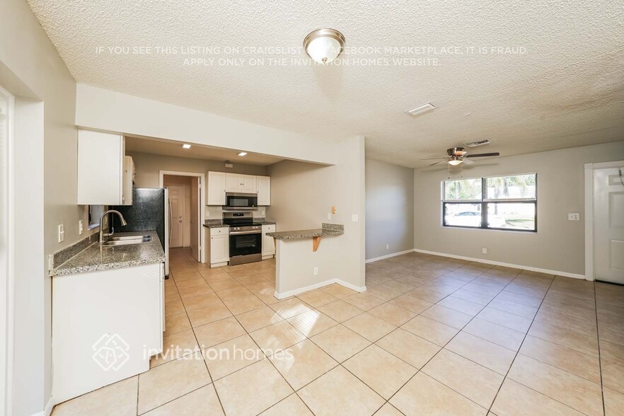 Building Photo - 9014 Fashion Pl