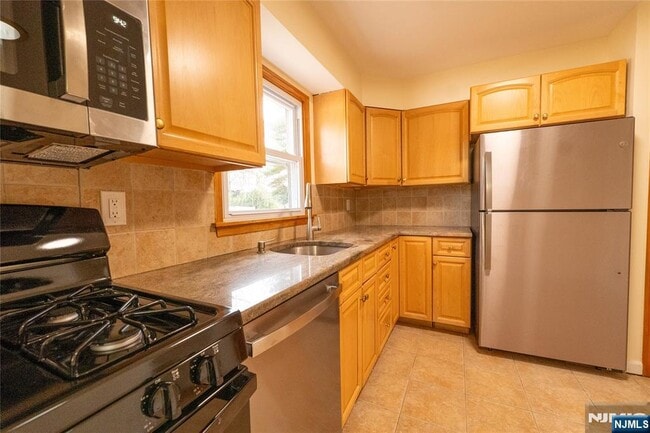 Building Photo - 10 Eastbrook Dr