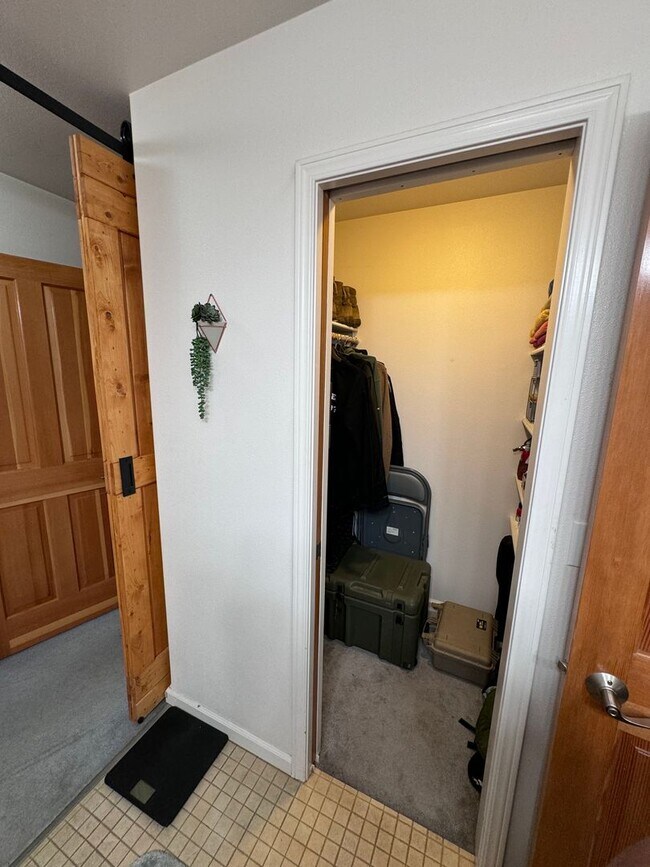 Building Photo - Beautiful 3 Bedroom, 2 bath, 2 Car Garage home off Chena Hills/Chena Ridge