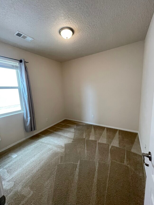 Building Photo - 2204 Delfinio Dr SE