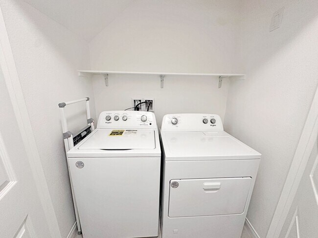 Building Photo - 3 BEDROOM TOWNHOME IN GATED COMMUNITY