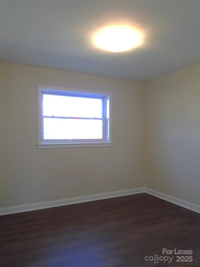 Building Photo - 322 N Hoskins Rd