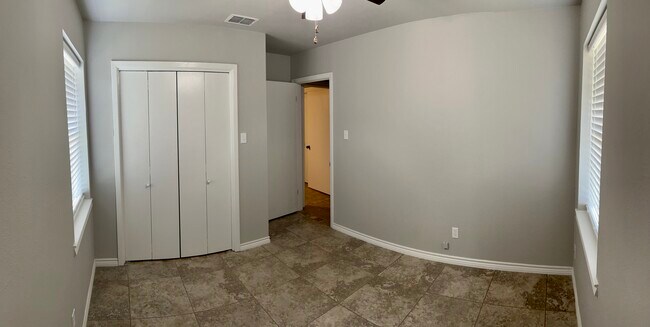 Building Photo - 365 Cheyenne Dr