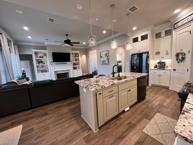 Building Photo - 4 BEDROOM/3 BATH SPACIOUS IN GATED COMMUNITY