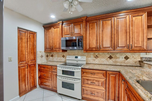 Building Photo - 22556 Middletown Dr