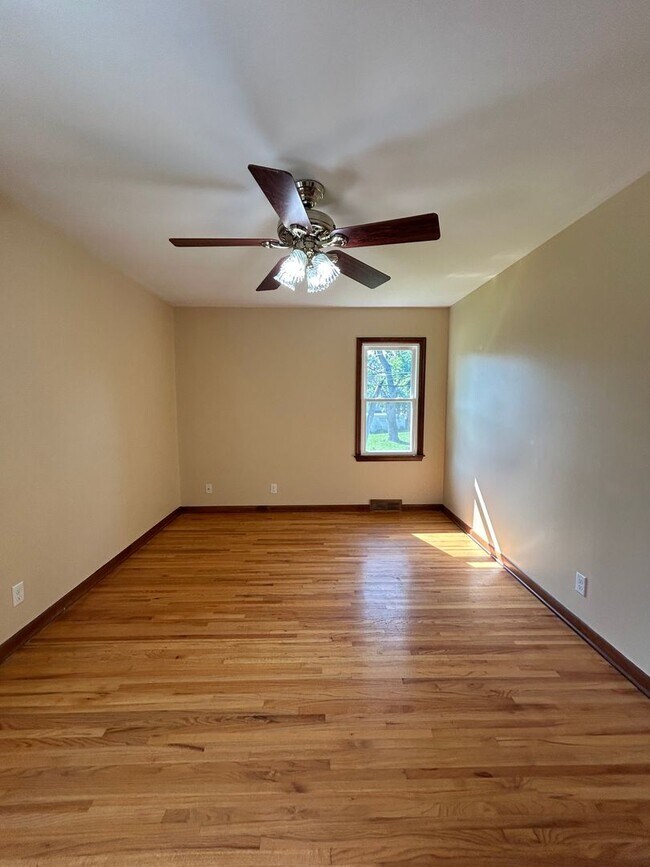 Building Photo - 704 N 74th Ave