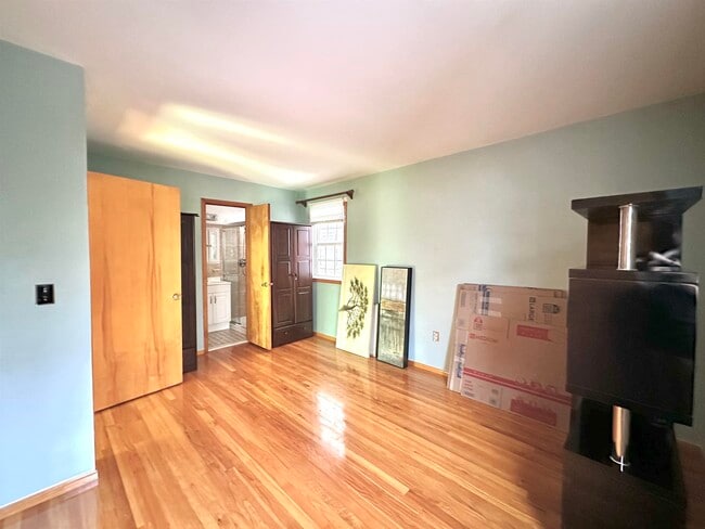 Building Photo - 57 Isabella Ave