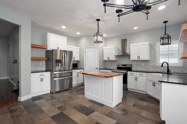 Building Photo - Stunning 4 Bedroom house for rent in Roger...