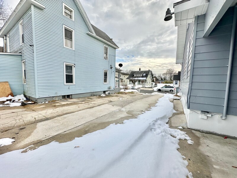 Building Photo - 308 W Almond St